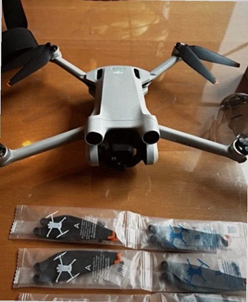 DJI Mini 3 Pro Flugbereite Kameradrohne 4K - Fly More Combo + Fernsteuerung