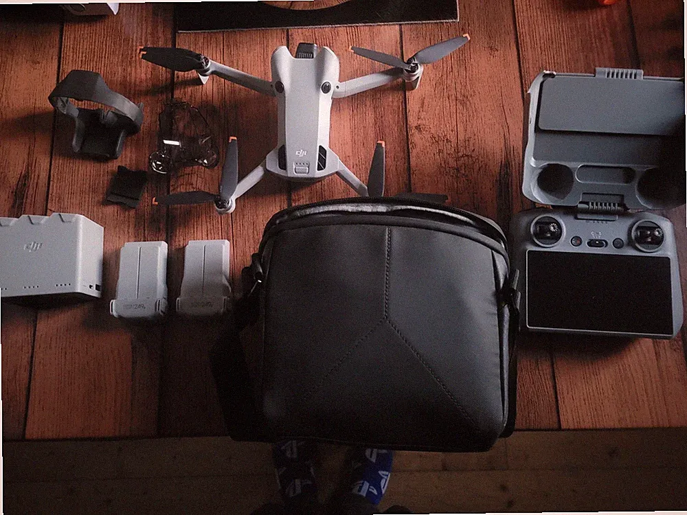 DJI Mini 4 Pro - Fly More Combo (DJI RC2) Mini-Kameradrohne, grau