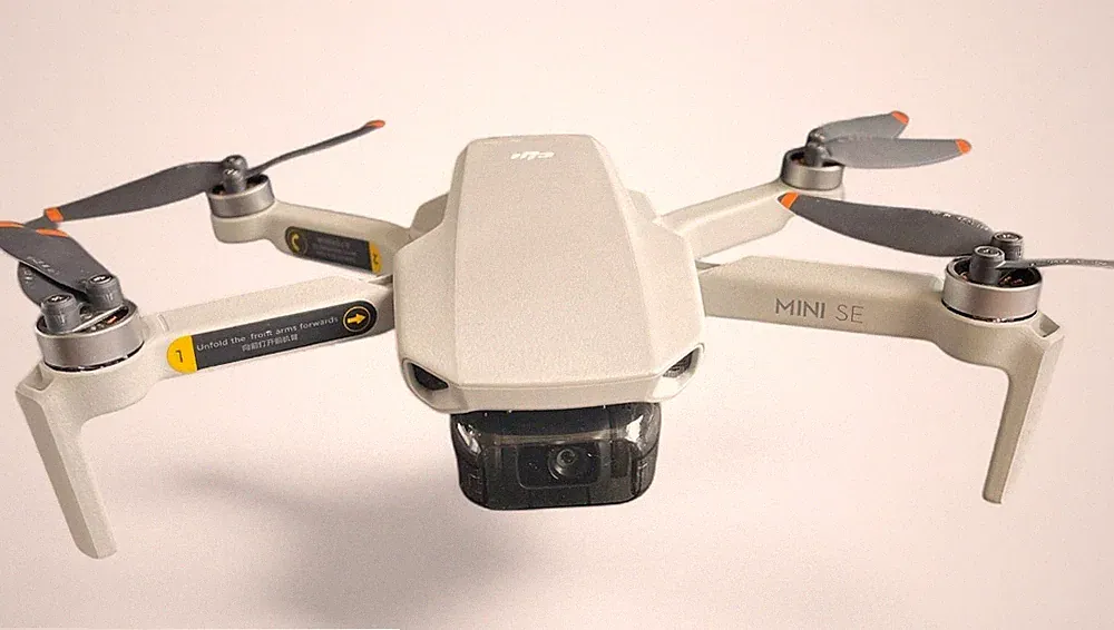 DJI Mini SE Drohne in Weiß mit 2,7K-Kamera, GPS und intelligenter Flugsteuerung.